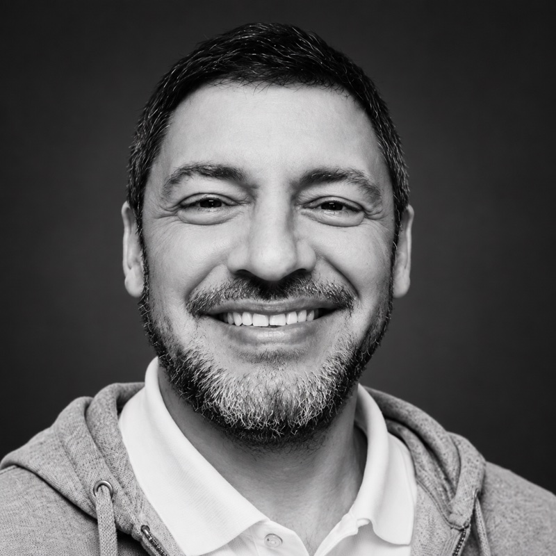 Porträt von Oliver Gerke, Herausgeber von CurioSignals, in Schwarzweiß
